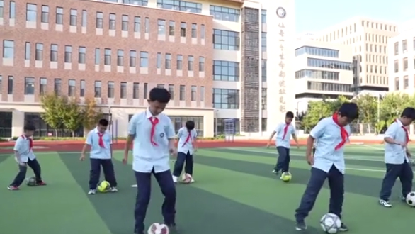 全球連線丨來&ldquo;未來之城&rdquo;雄安 上一節體育課！